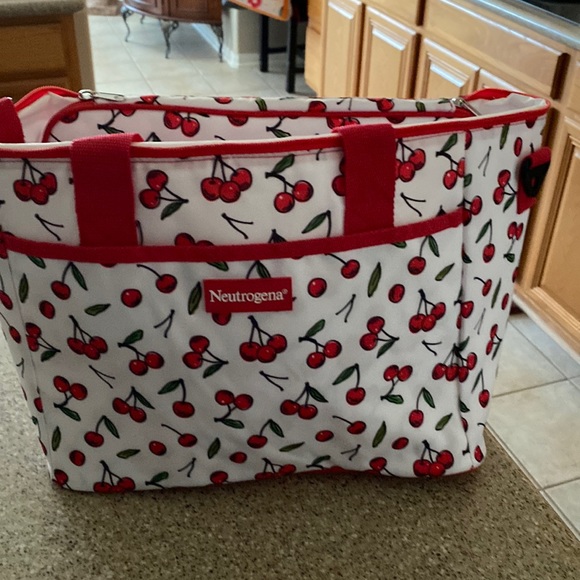 Super cute Thermal with 🍒 - Picture 1 of 4